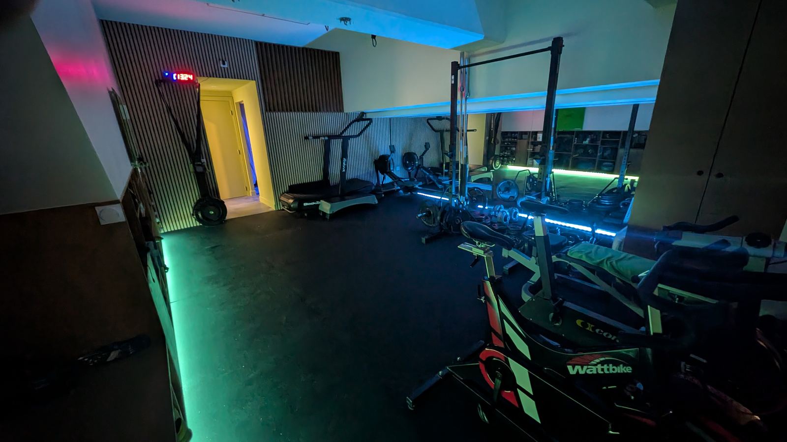 Salle du studio JSport Reuilly avec rack, rameurs et Wattbike