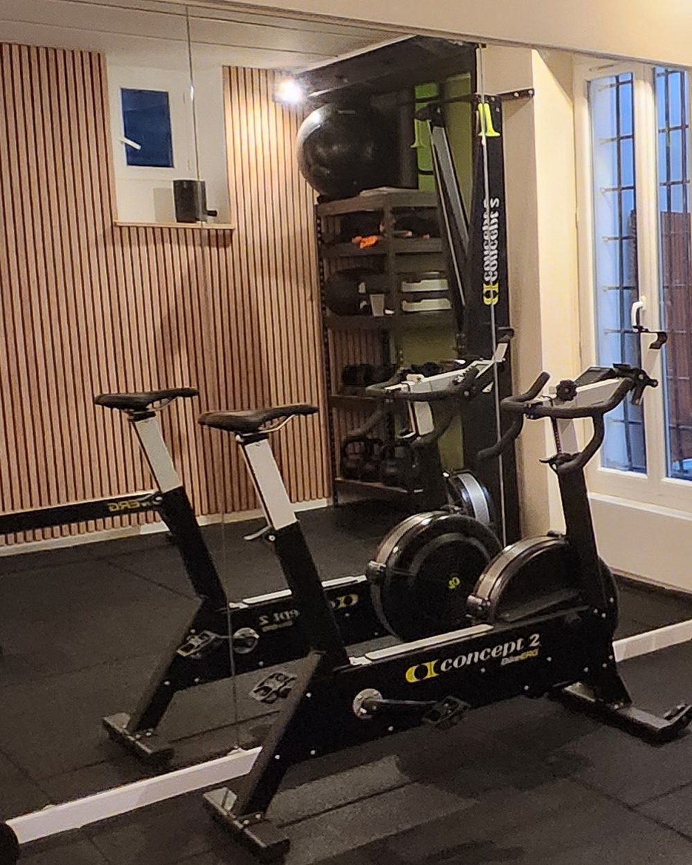 Vélos et SkiErg Concept2 au studio JSport